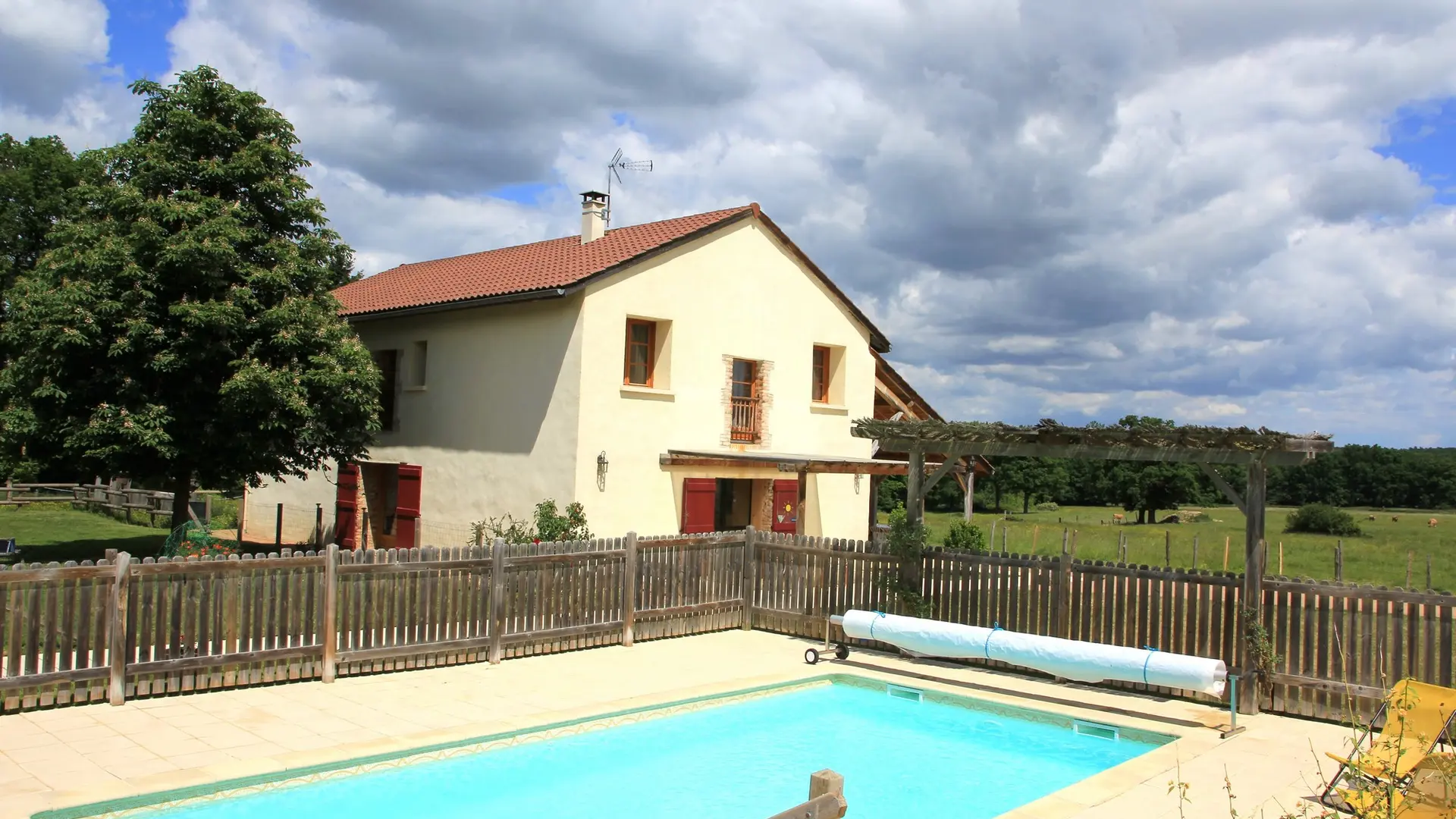 Vue des gîtes depuis la piscine