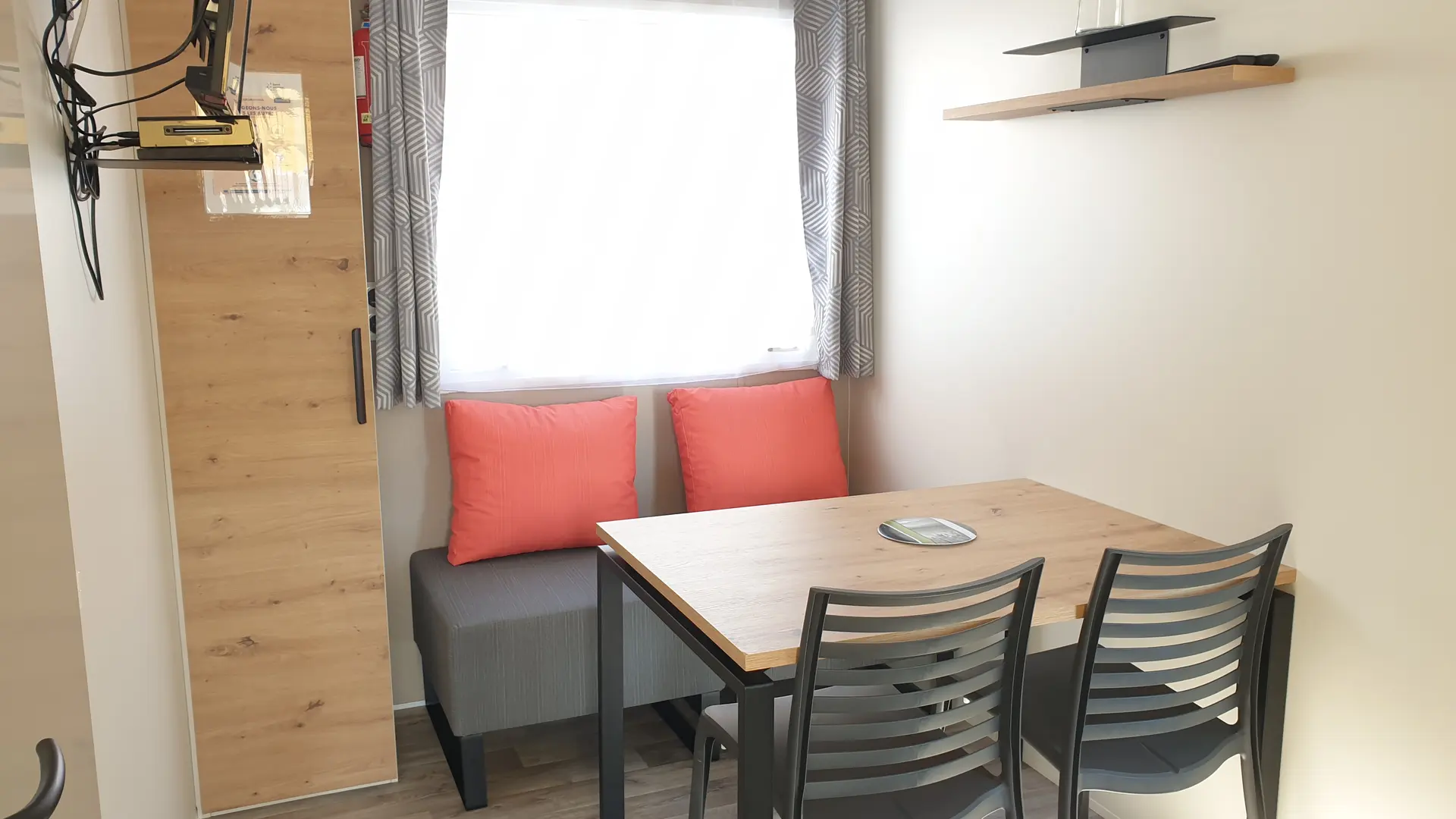 Bikini Duo Esszimmer