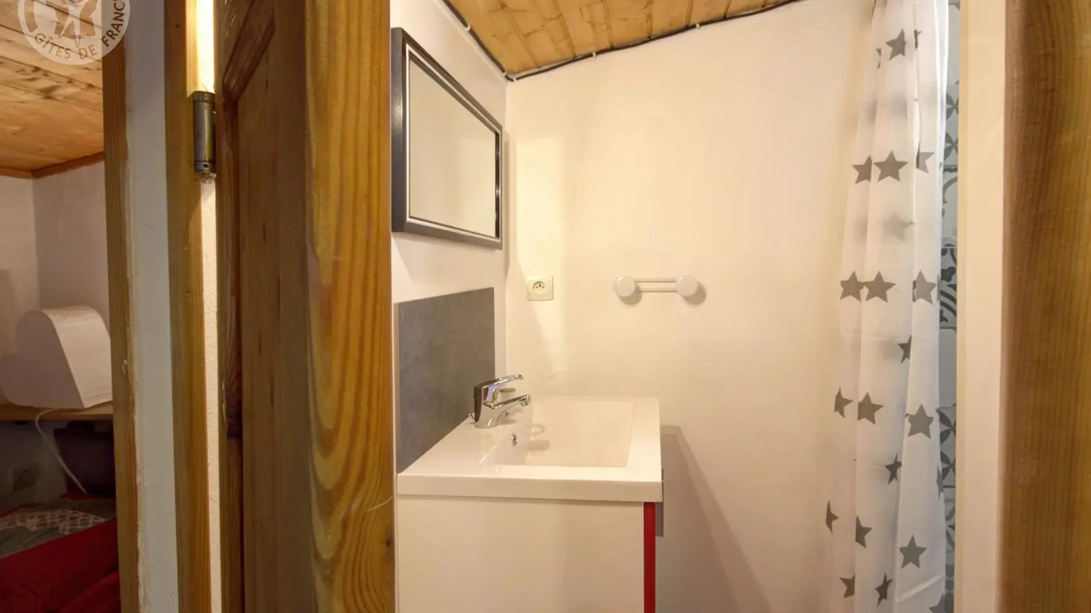Salle d'eau privative de la 2ème chambre (à l'étage)