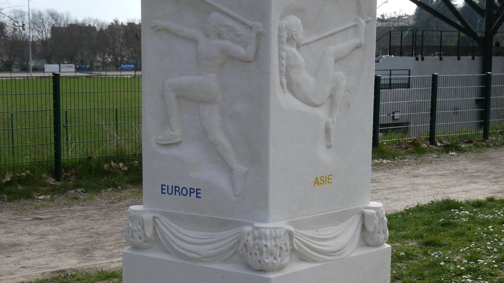 Sculpture les 5 continents et les Jeux Olympiques_Manosque