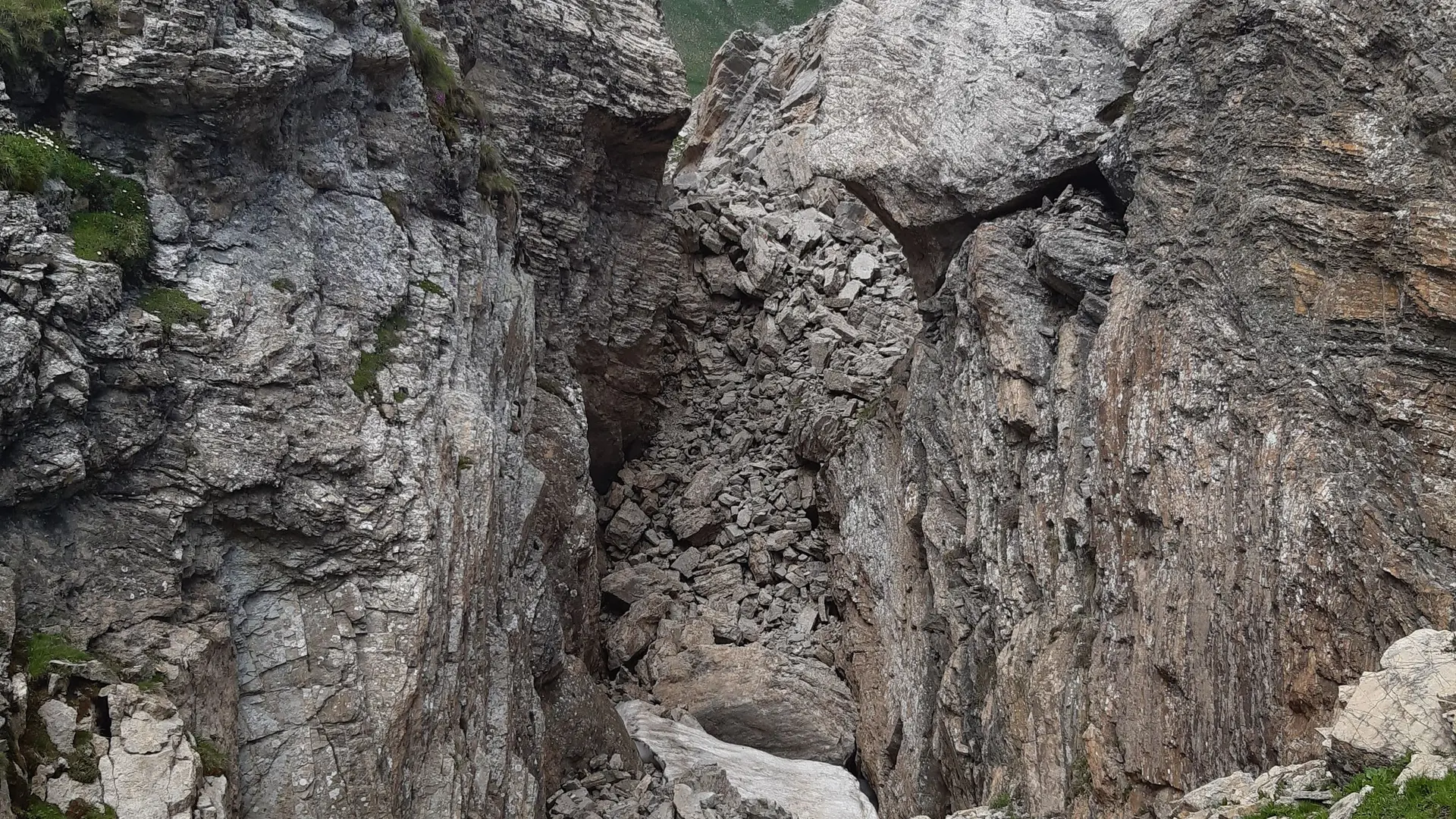 Névé à l'ombre des rochers