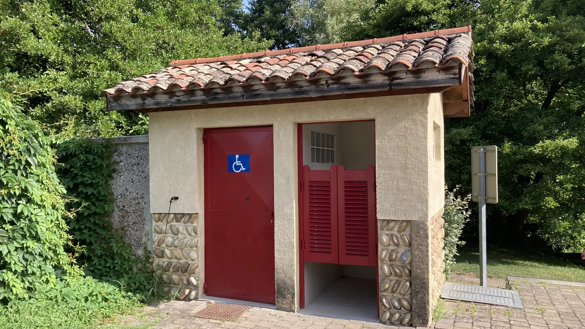 toilettes Parc des sources à Manthes