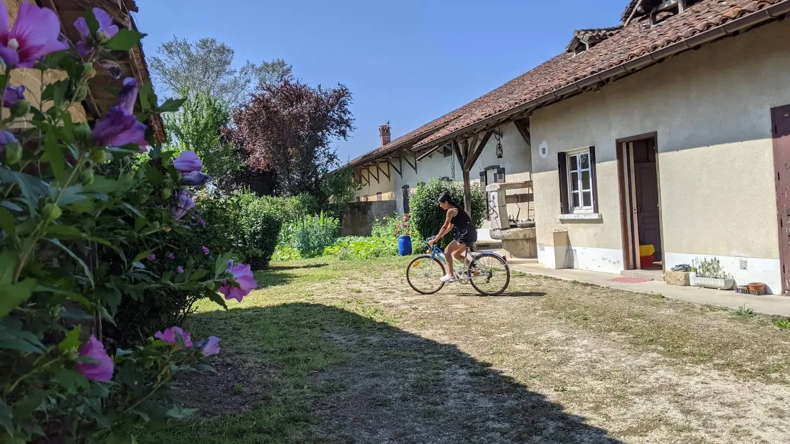 Cour avant de la Ferme du Tiret