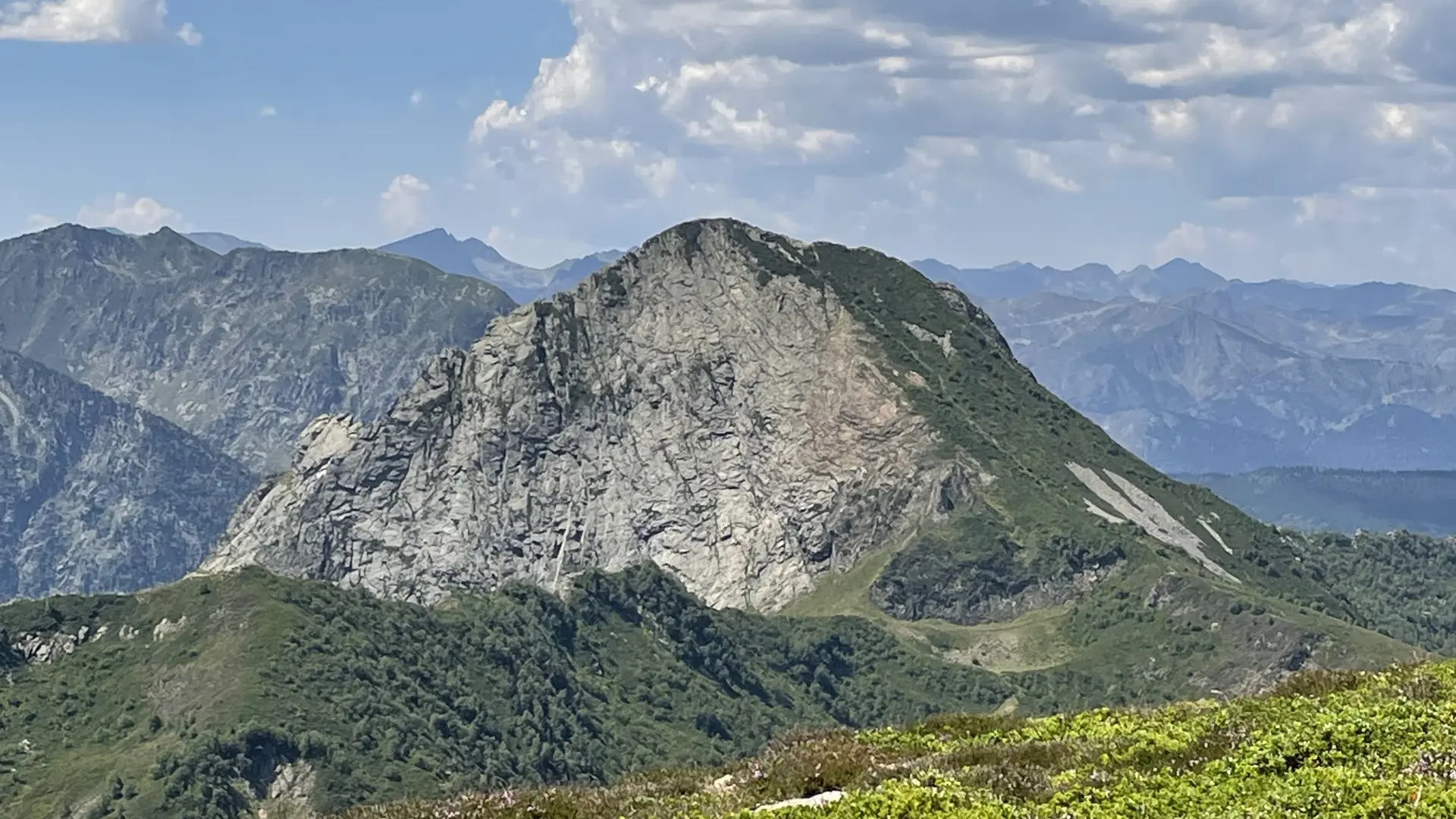 Vue sur la face N/E de la Dent d'Orlu