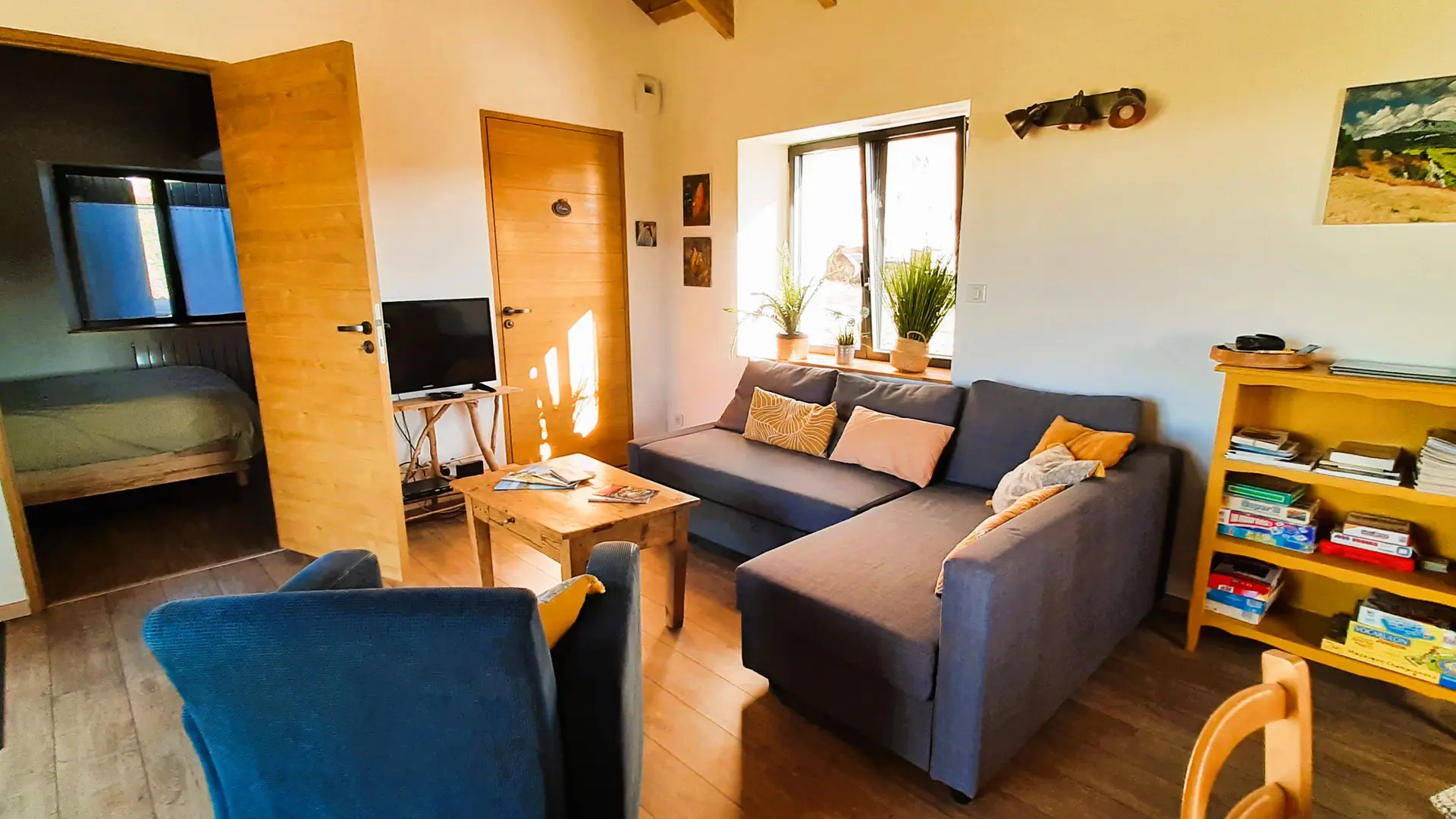 salon avec coin télévision