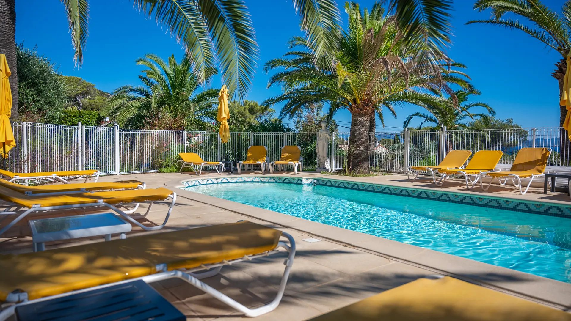 Piscine et vue mer