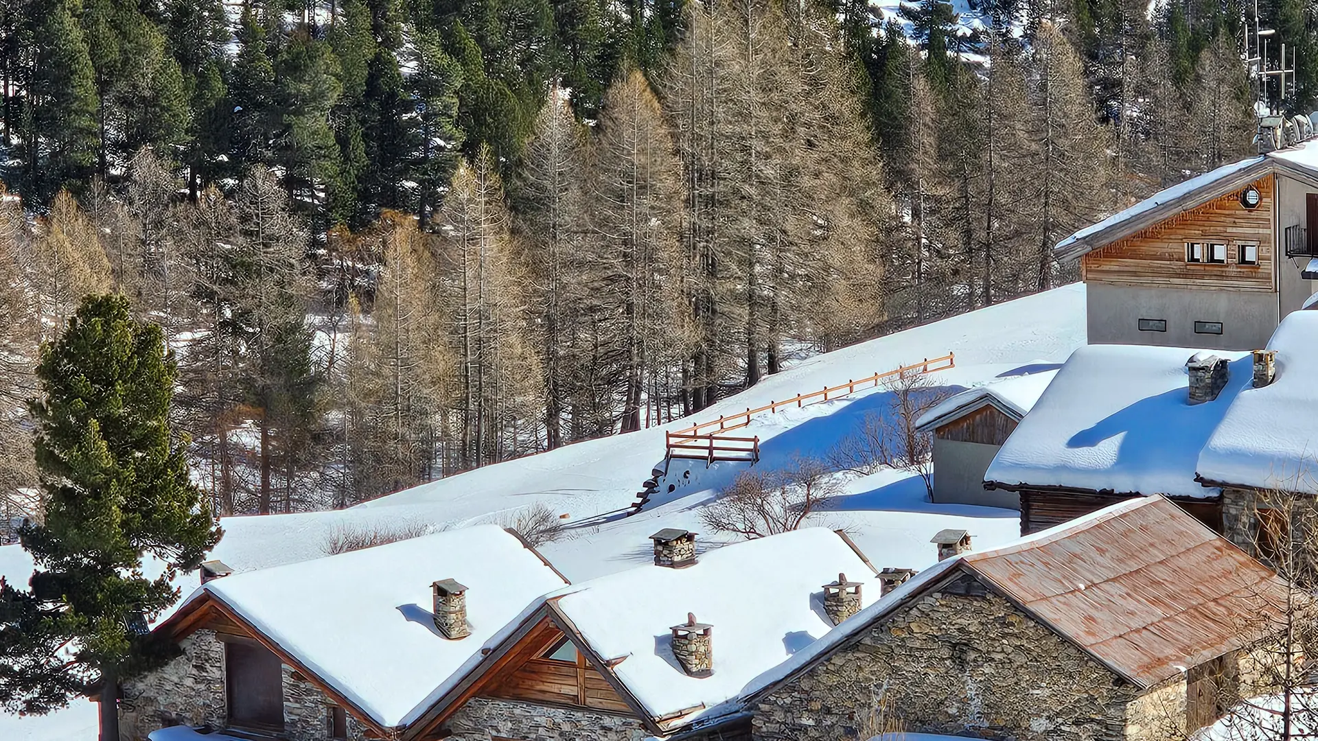 Granges de la vallée étroite et neige
