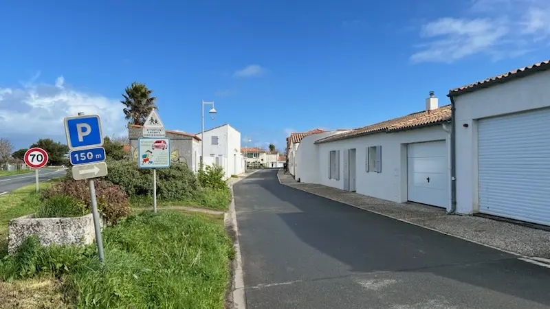 Accès en sens unique vers le parking