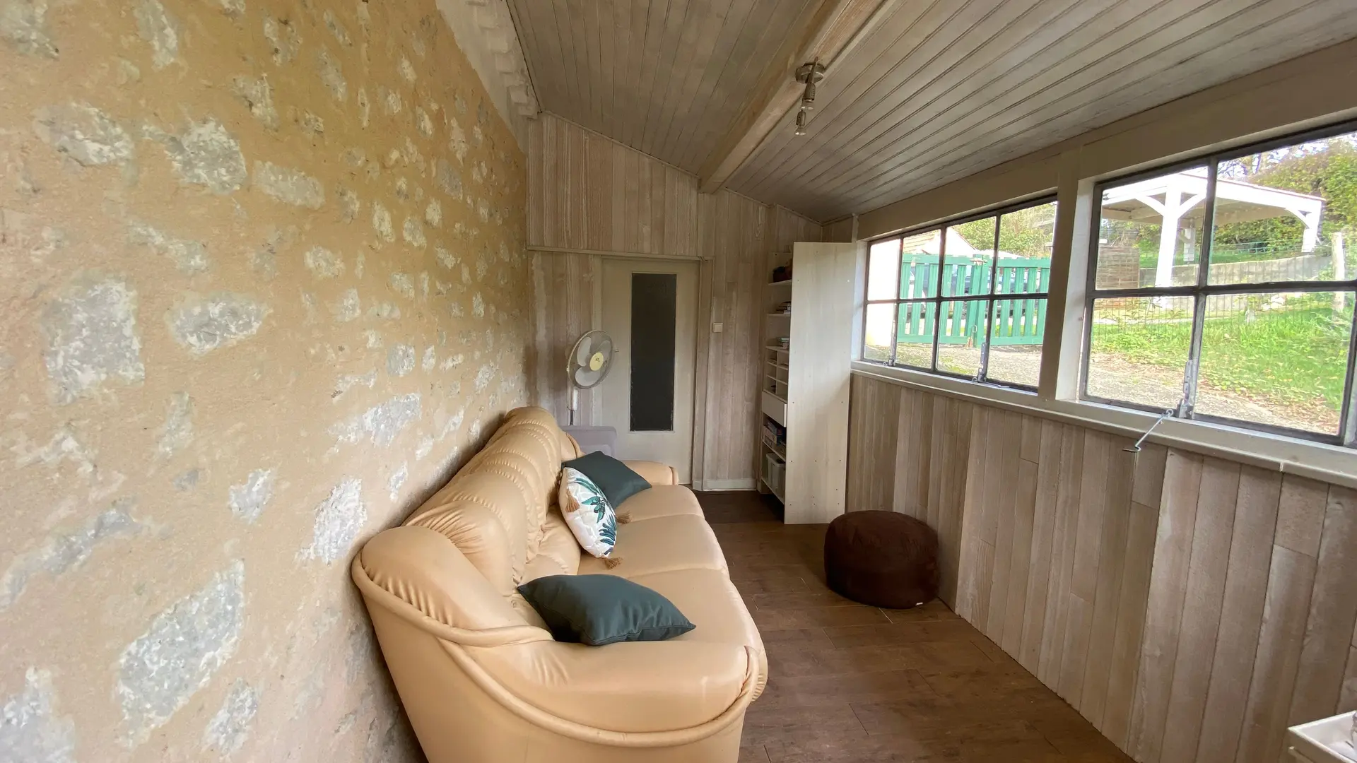 salon avec livres et jeux de société