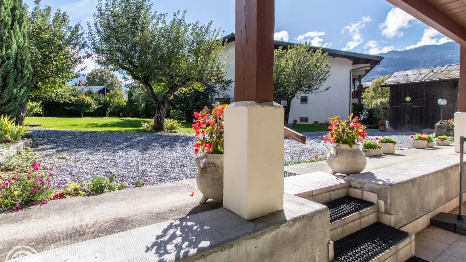 Terrasse avec accès terrain extérieur