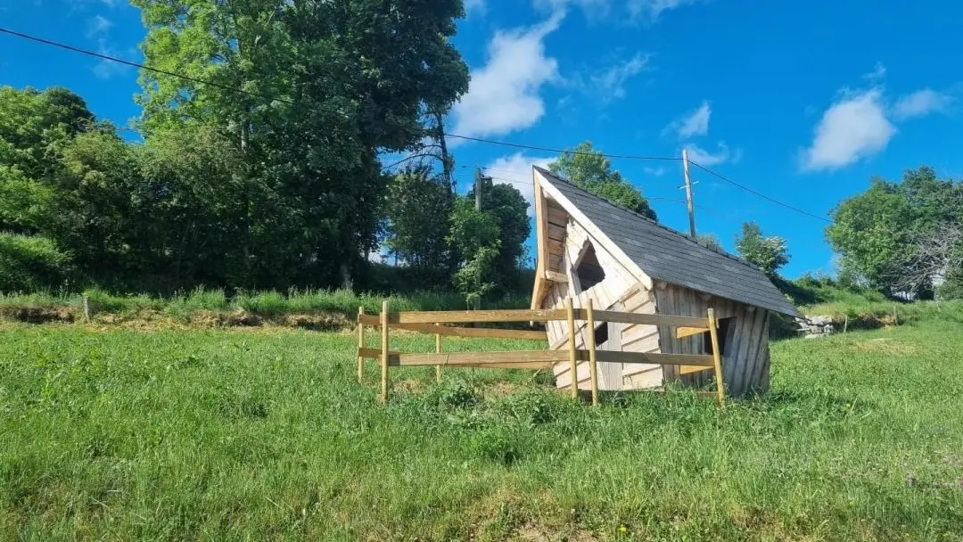 La cabane des enfants en commun avec les petits enfants du propriétaire.