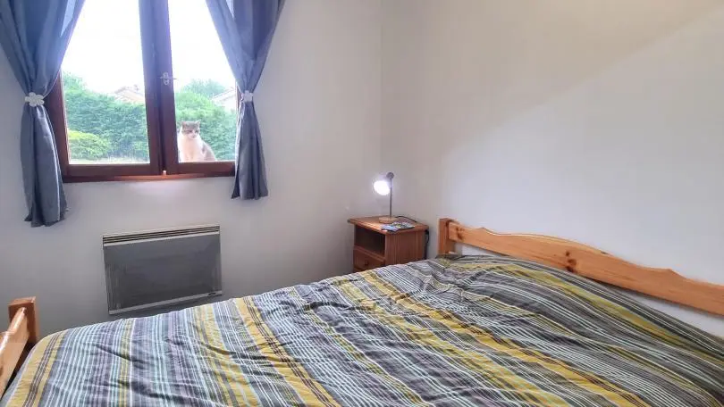 Chambre avec un lit 140.