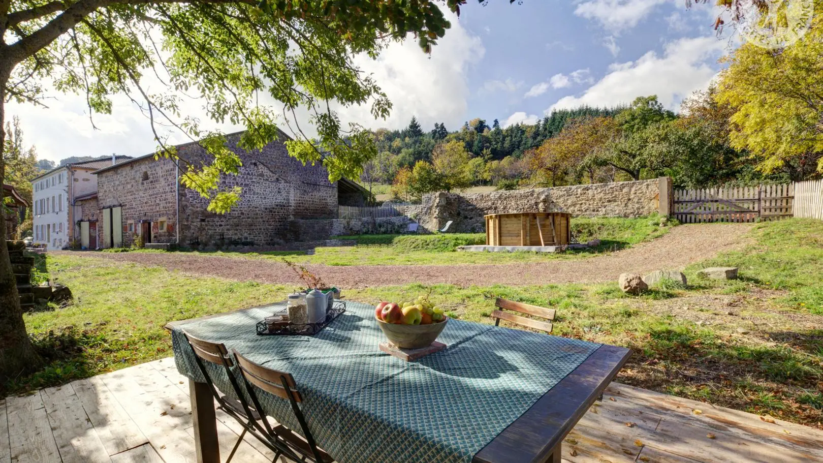 Domaine la Ferme des Galoches avec sa maison d'hôtes 8 personnes et son gîte indépendant 2/4 personnes.
