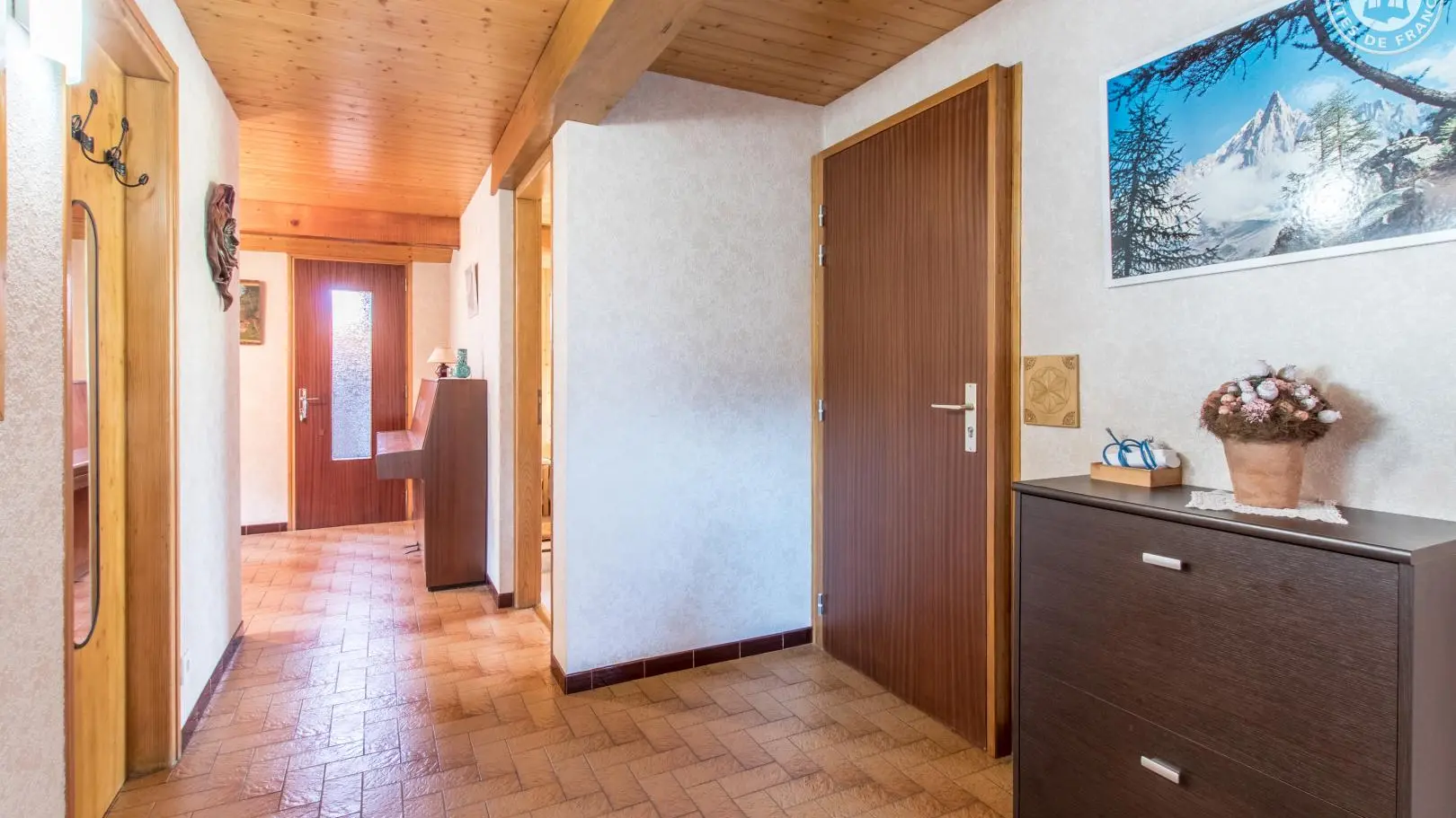 Entrée desservant toutes les pièces