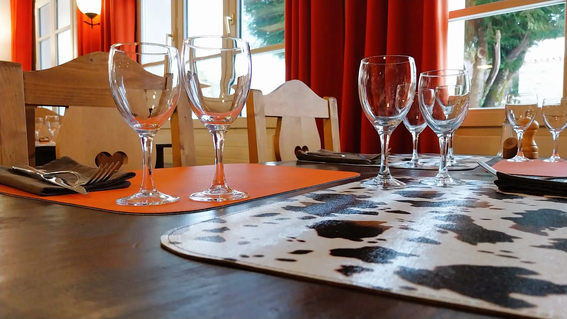 Table dressée pour quatre convives près de la fenêtre