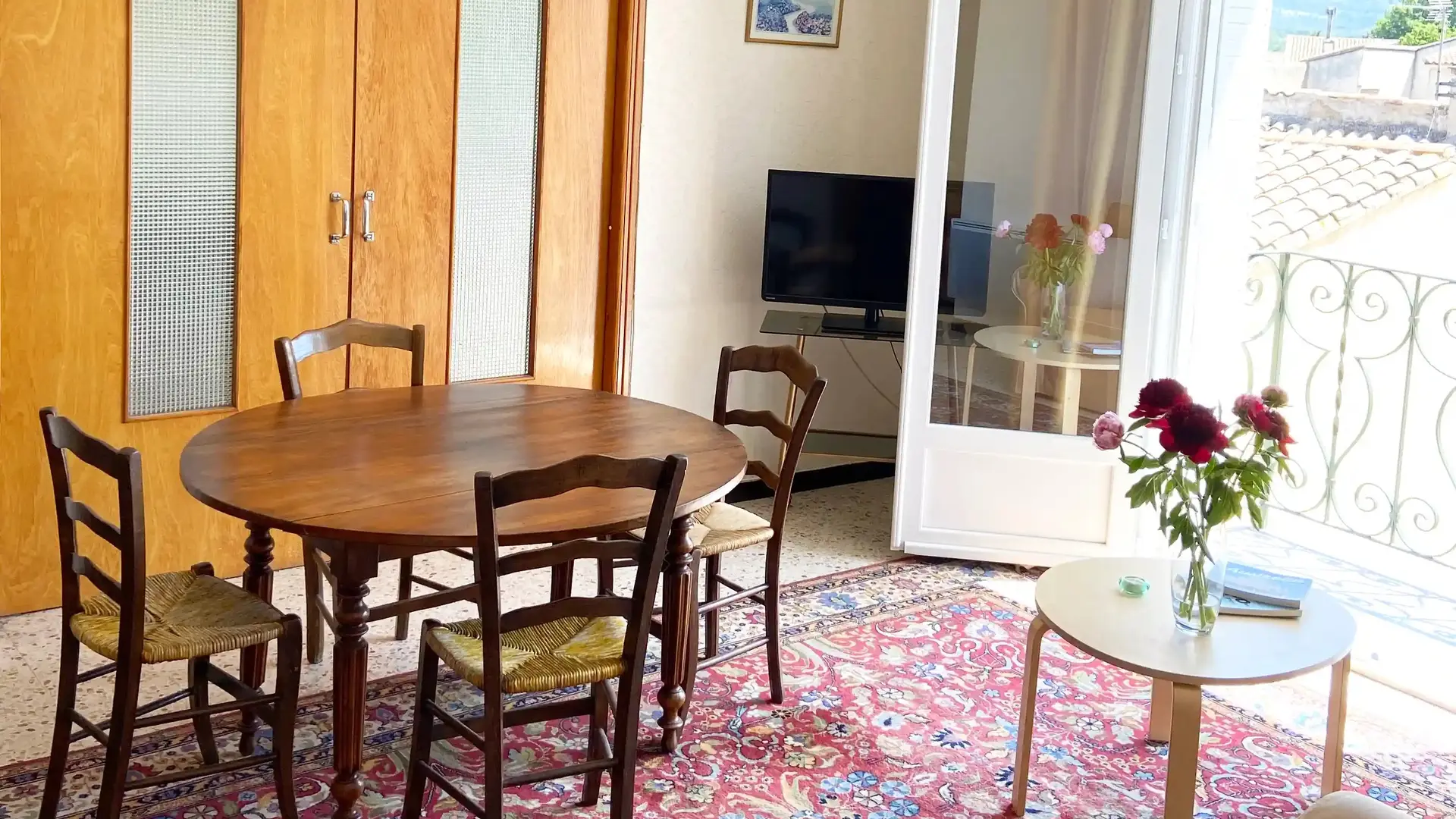 Yolaine et Marcel_L'Isle-sur-la-Sorgue coin repas sur tapis