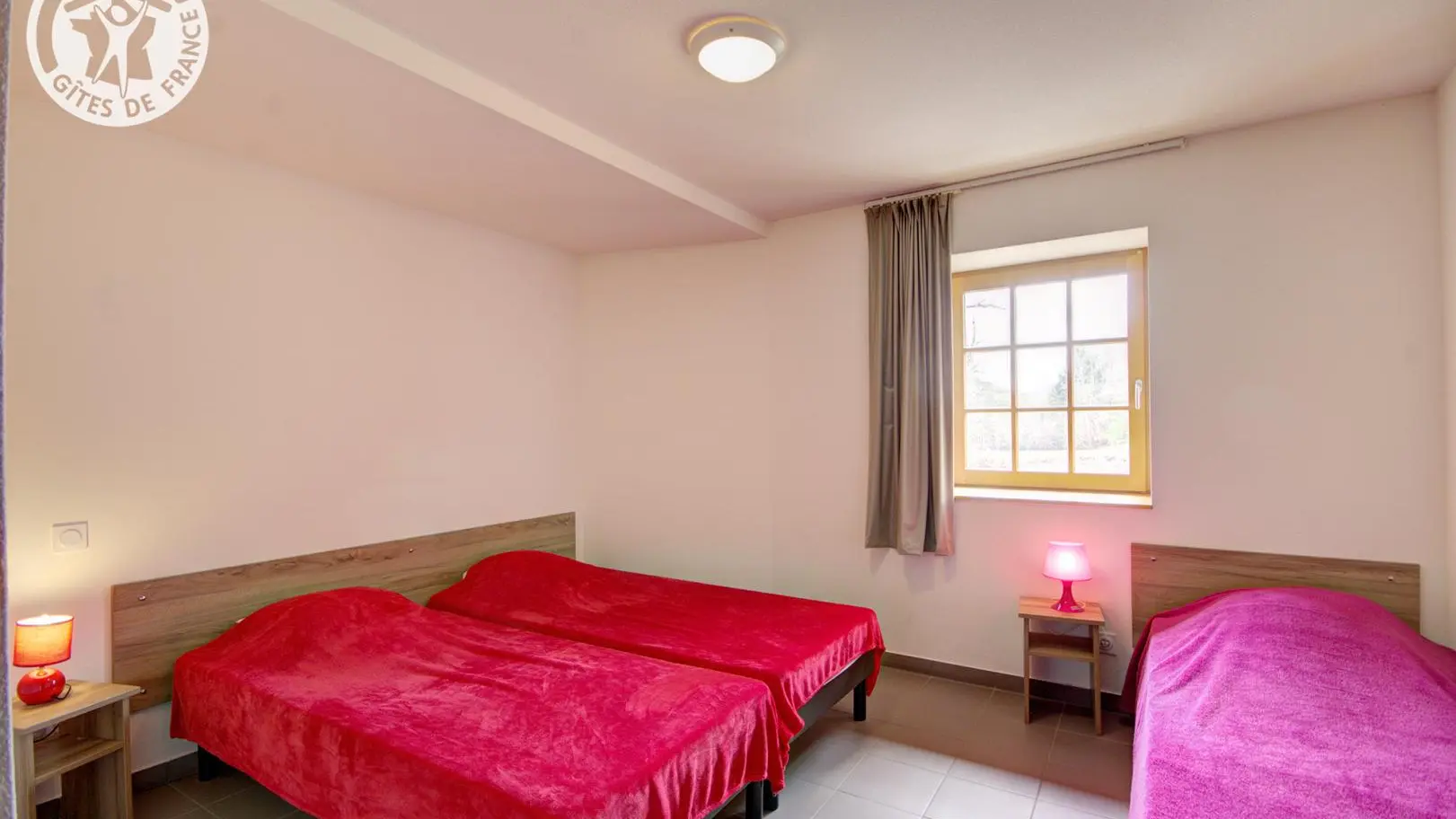Chambre Rouge : 2 lits 90 jumables + 1 lit 90