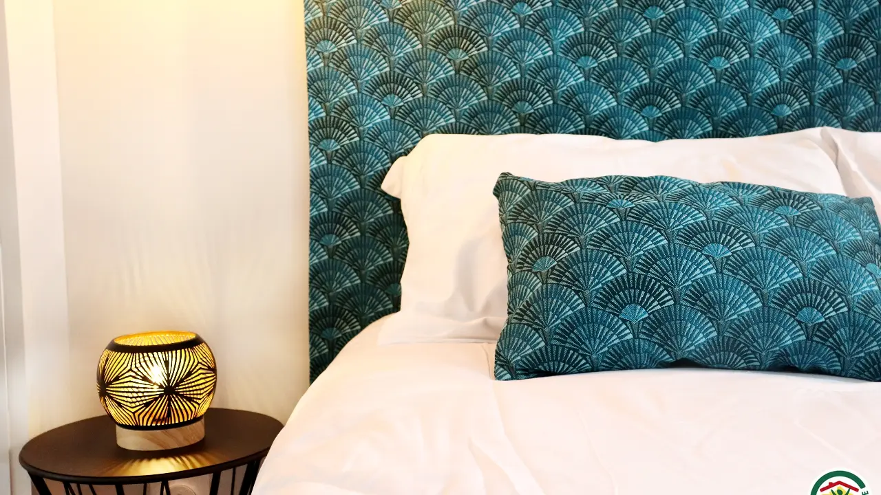 1er niveau : Chambre avec lit double (140x190) et salle d'eau privative, WC.