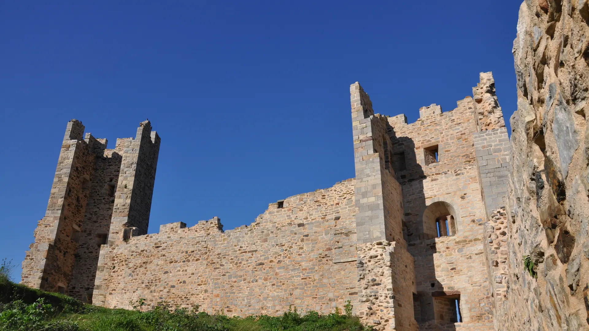 Remparts et vestiges du château des Seigneurs de Fos à Hyères