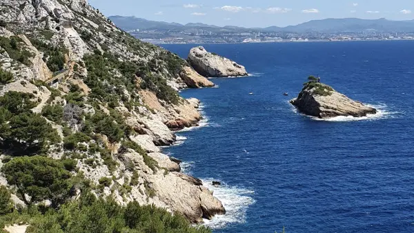 Catamaran dans la baie de Marseille. Départ l'Estaque