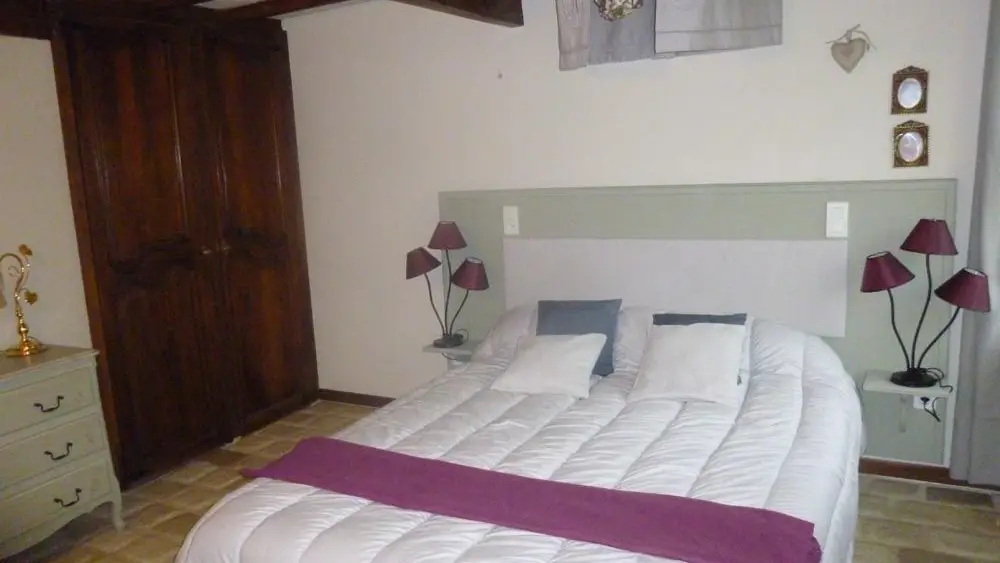 Chambre en 1.60 salle d'eau et toilette privative.