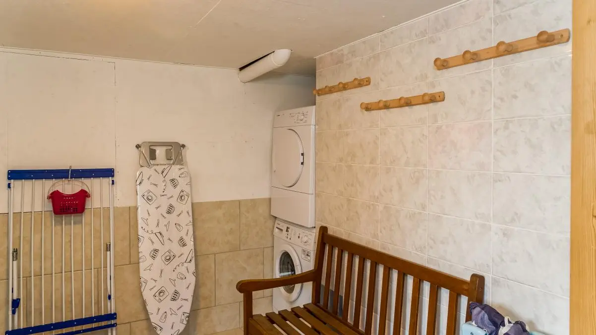 Buanderie / local skis au rez-de-chaussée (entrée d'hiver)