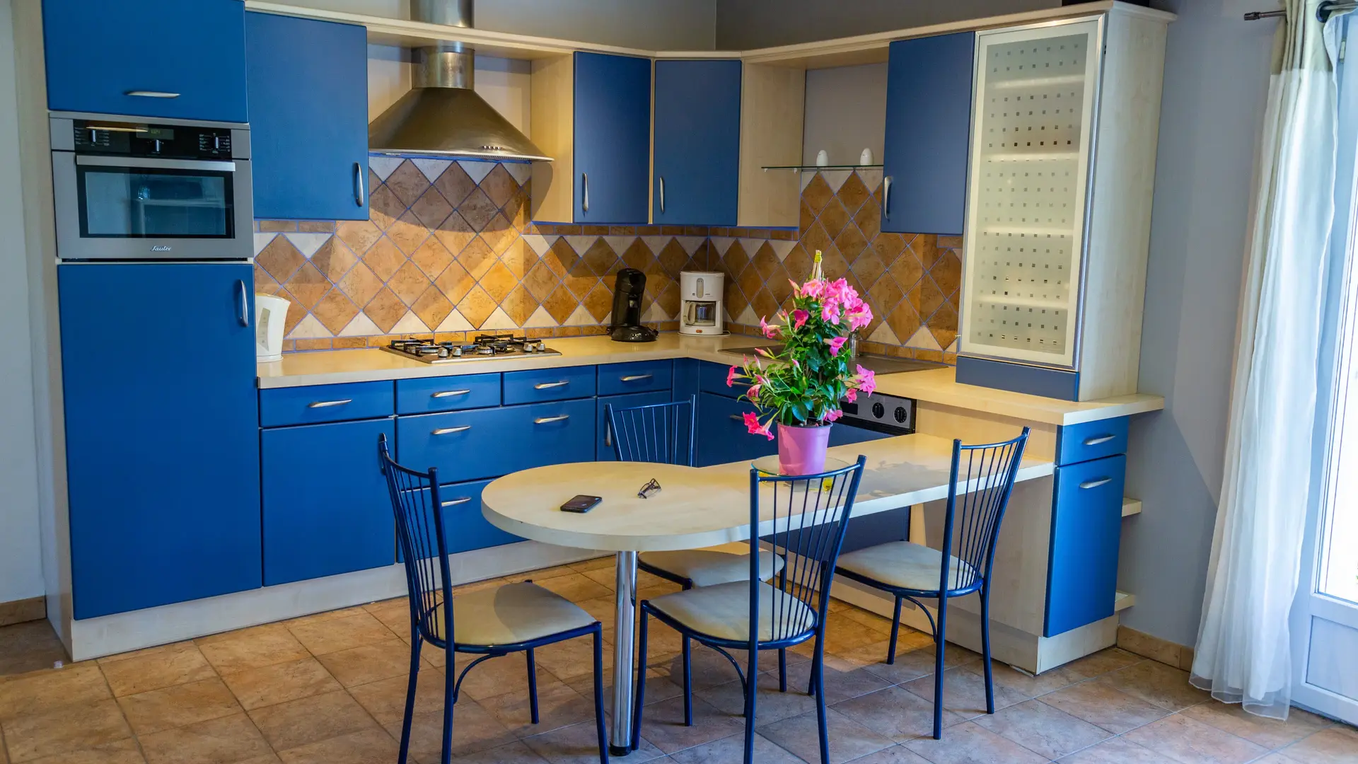 Une cuisine fonctionnelle et bien équipée, offrant tout le confort nécessaire pour préparer les repas durant le séjour.