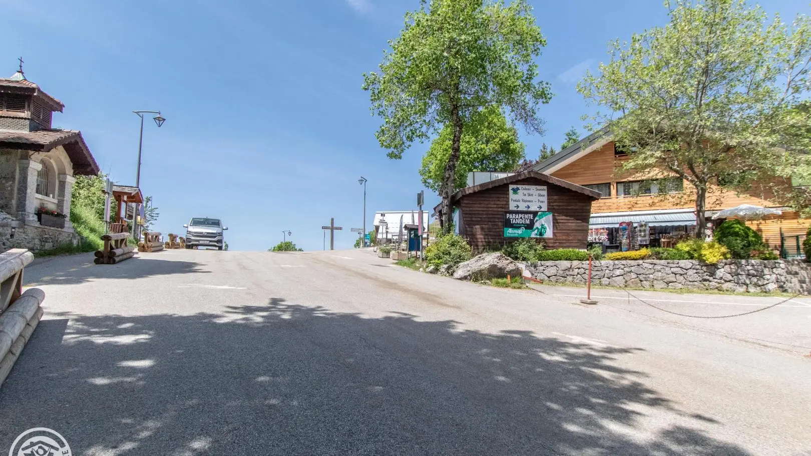Arrivée au col, le bâtiment comprenant le gîte est à droite