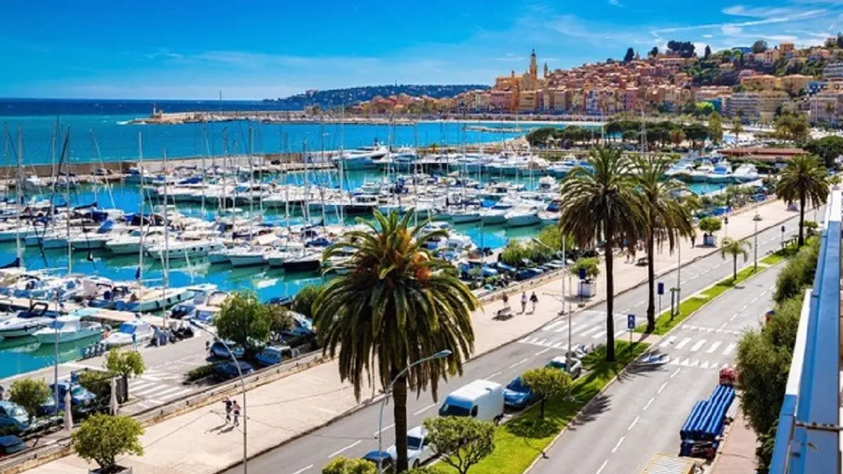 Vue sur le port et la vieille ville au loin