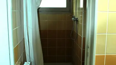 Douche dans la salle de bain du Gîte des Hauts Plateaux