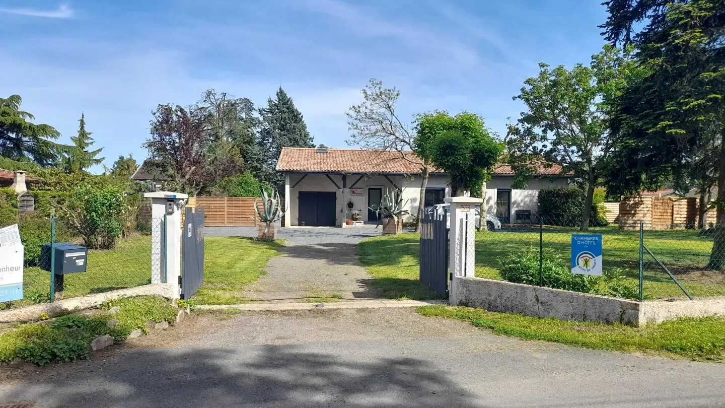 Entrée vue de la rue