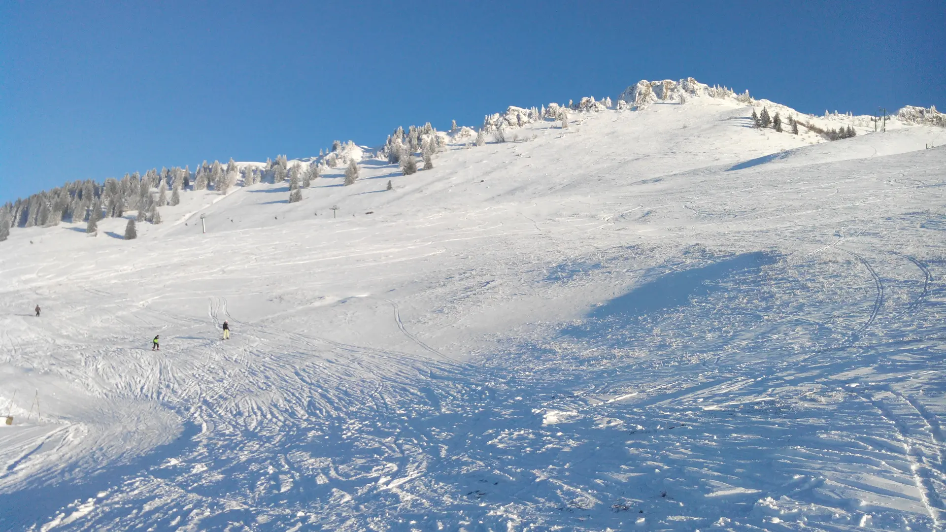 Depuis les pistes vue sur le haut du domaine