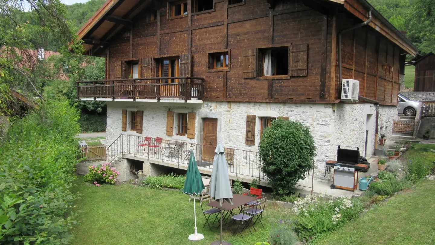 Le gîte se trouve sur la partie basse (en pierre)