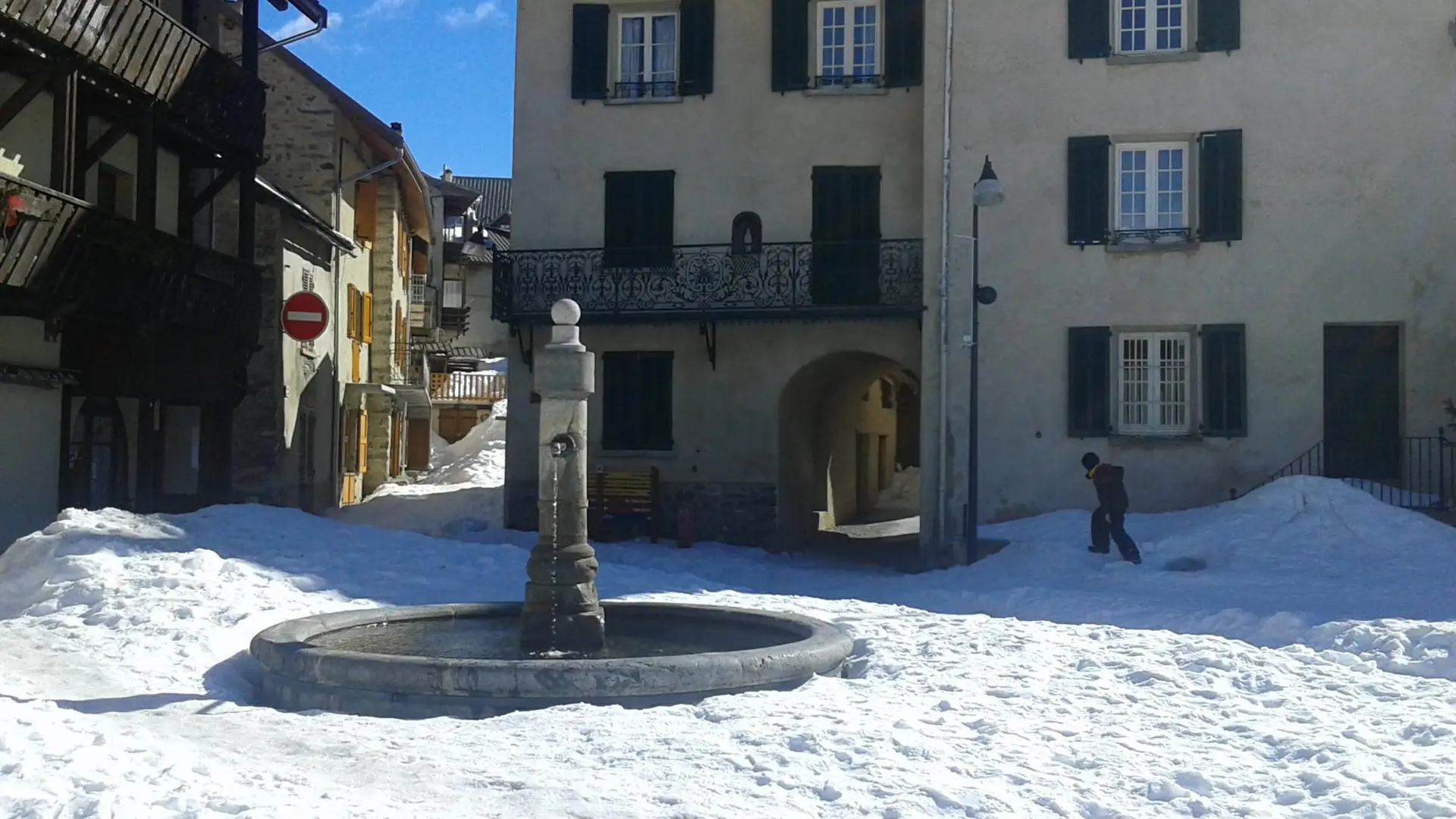 Place de Villar d'Arène et sa fontaine en hiver