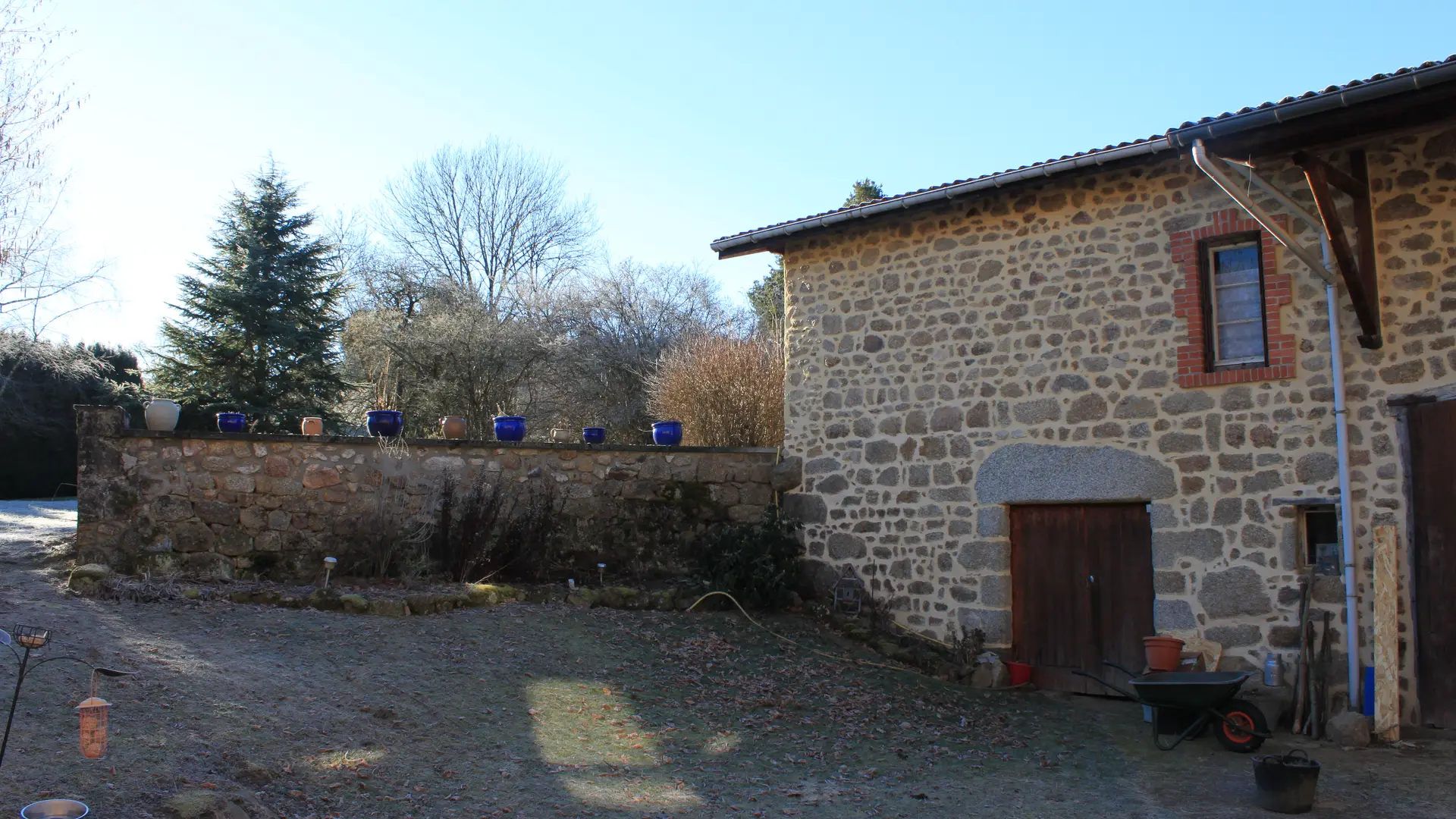 Vue partielle des bâtiments typiquement foréziens.
