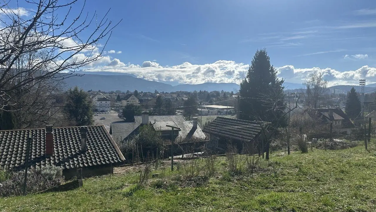 Vue depuis le jardin qui se situe en hauteur.