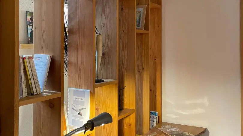 ... ainsi que le bureau design en poirier