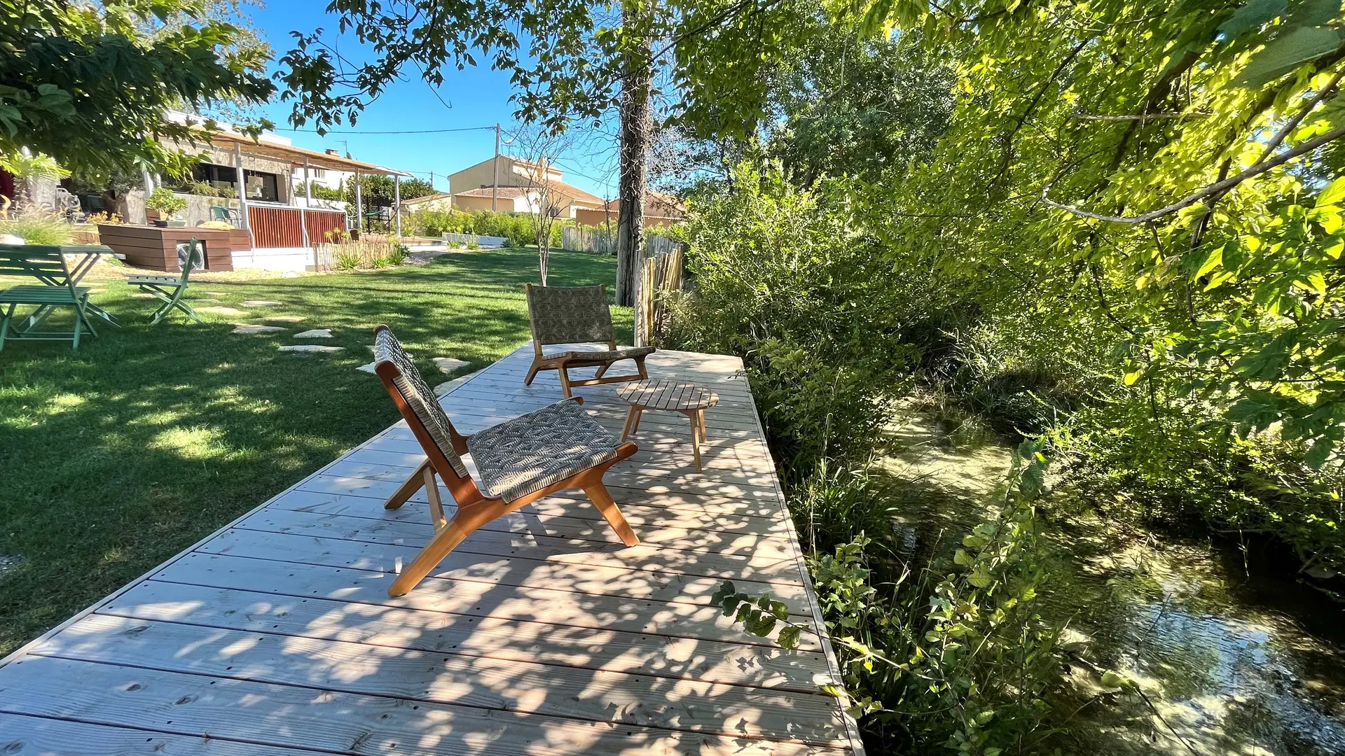 Ponton-terrasse en bord de Sorgue, pour la détente, l'apéritif, le repas...