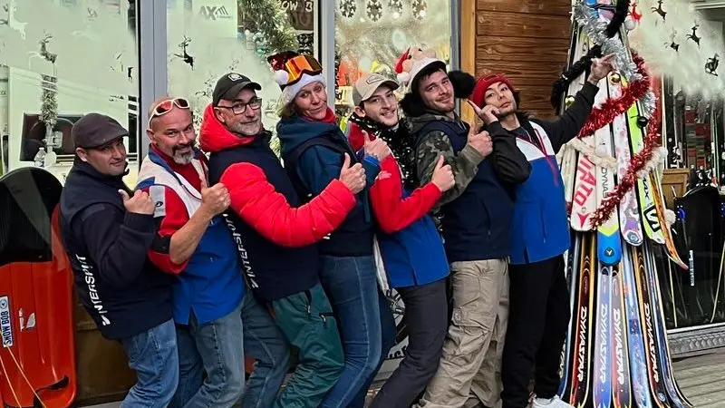 L'équipe qui s'amuse devant le magasin