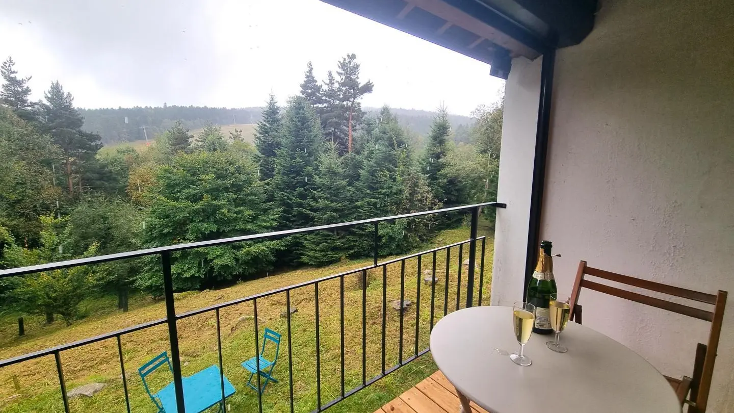 Balcon avec vue sur la station de ski.