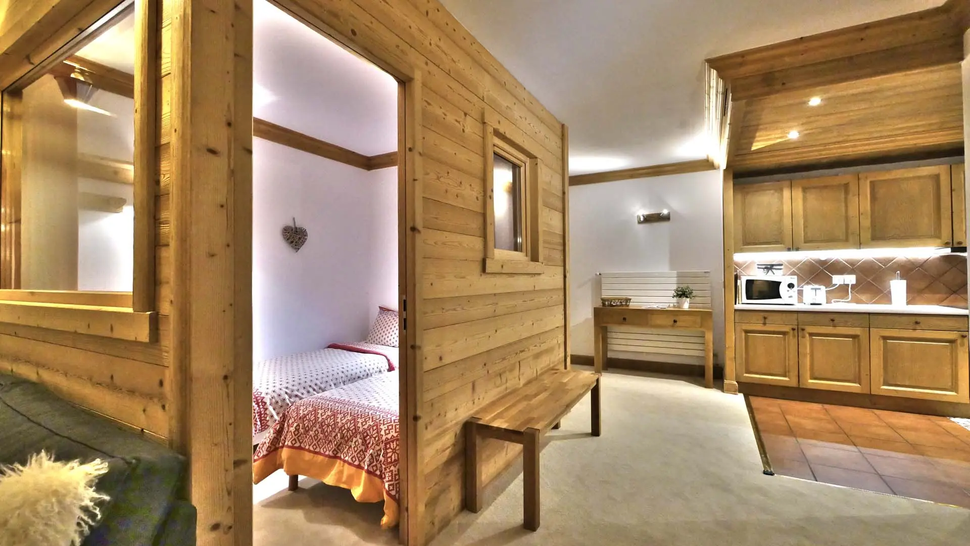 Salon qui donne sur une petite chambre avec 2 lits simple - Chalet les Alpes Val d'Isère