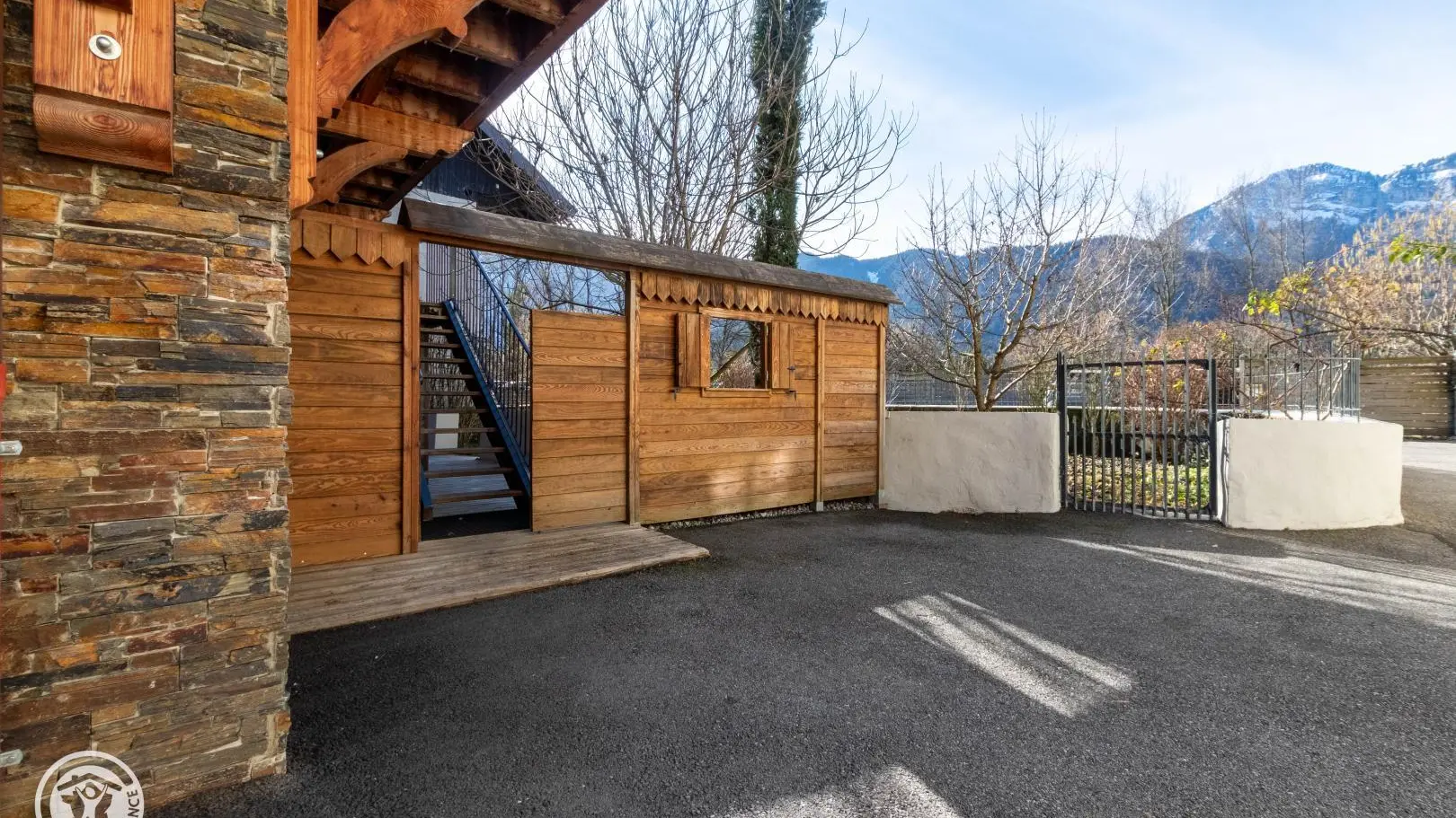 1 place de stationnement devant l'entrée