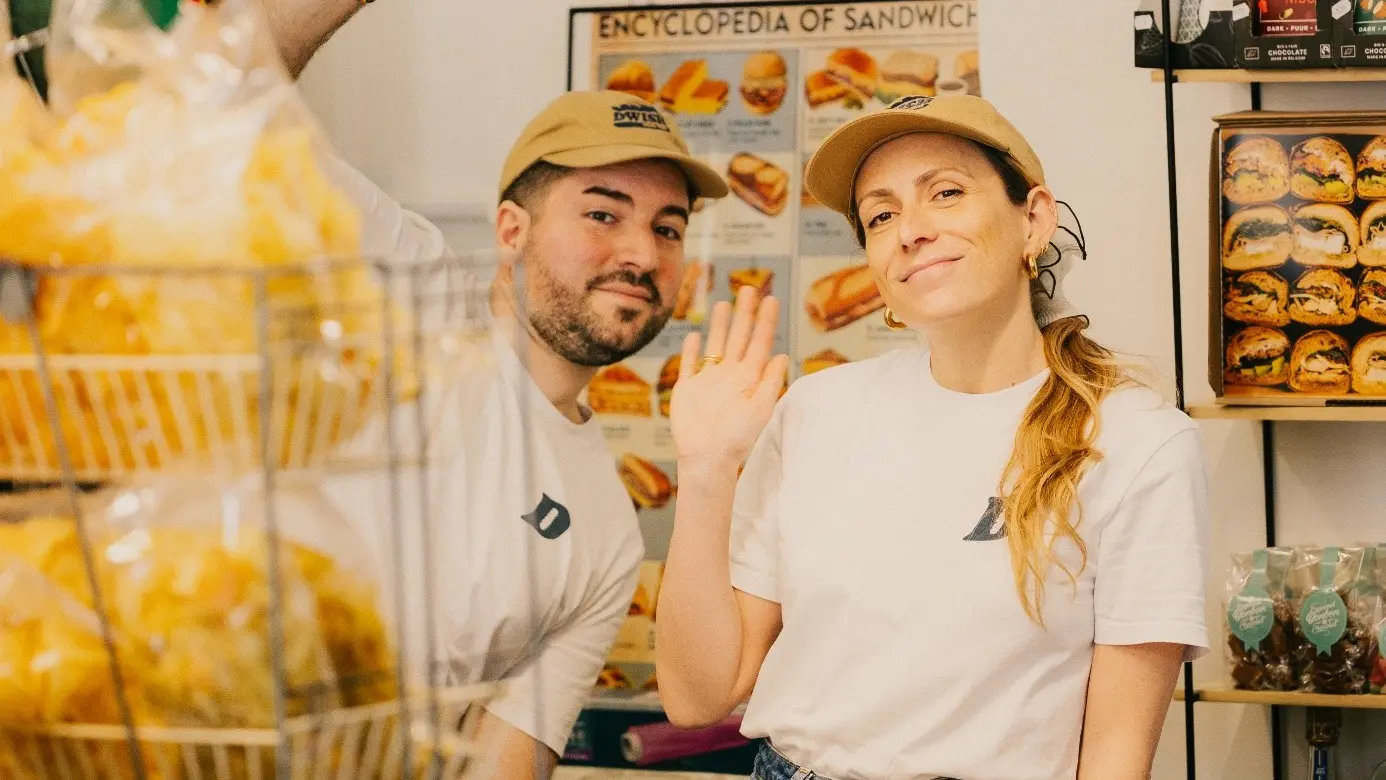 portrait des gérants derrière leur comptoir