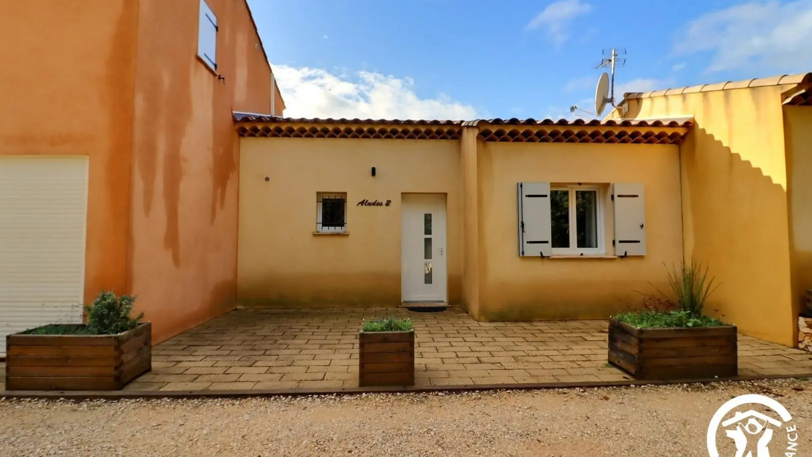 Entrée et place de parking