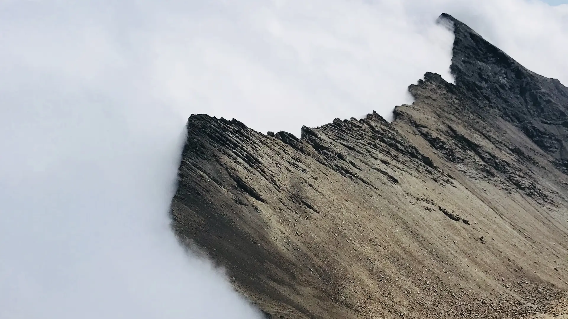 Photographie crête dans la brume