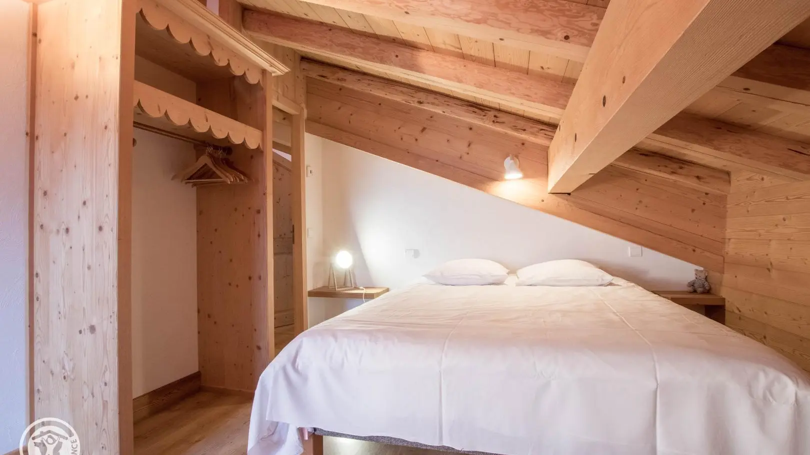 chambre 2 mansardée avec lit en 160 et accès balcon