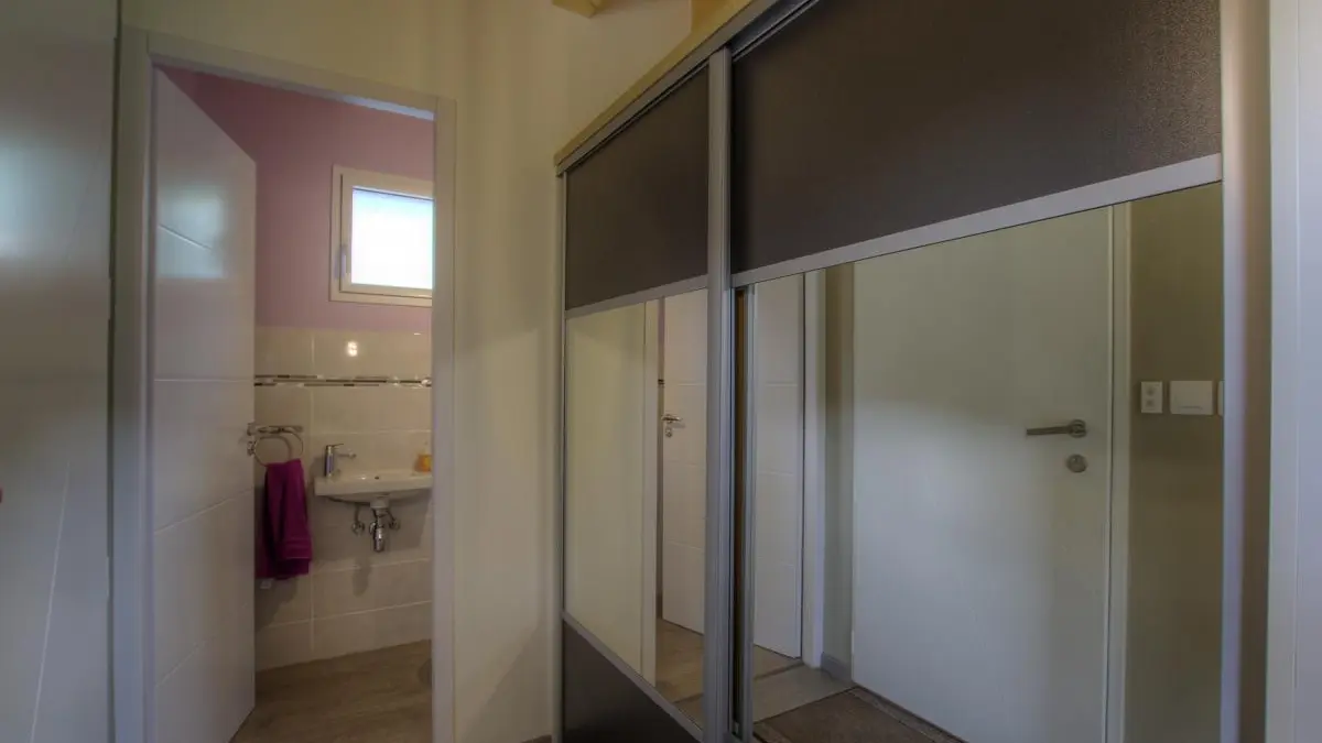 placard coulissant à l'entrée avec penderie et nécessaire d'entretien