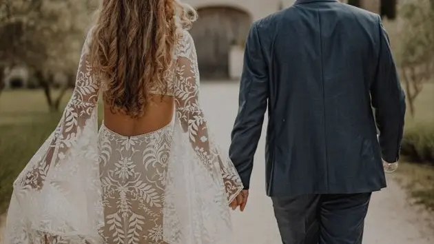 Couple de jeunes mariés