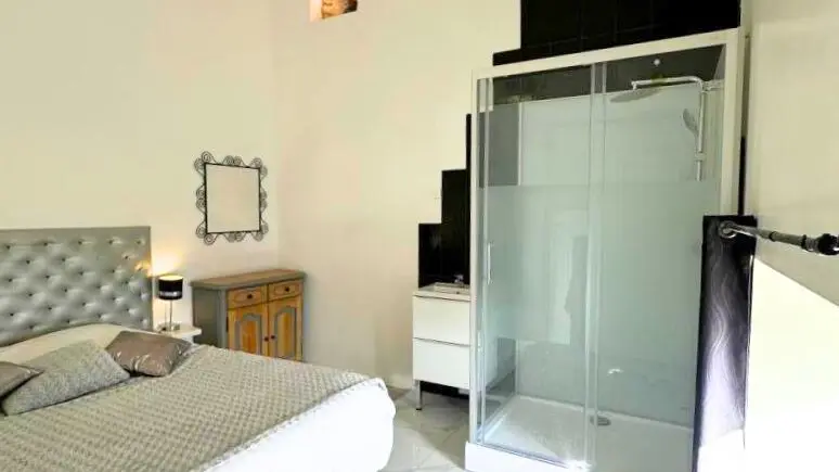 Chambre avec lit en 160 et cabine de douche