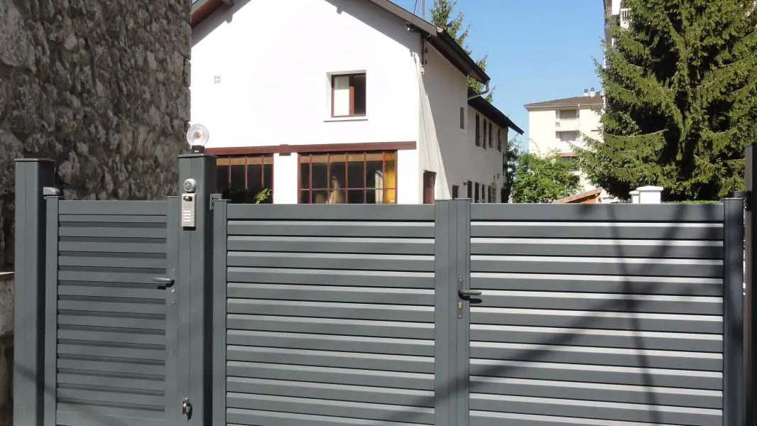 vue extérieure à l'est. Entrée sécurisée de notre propriété.